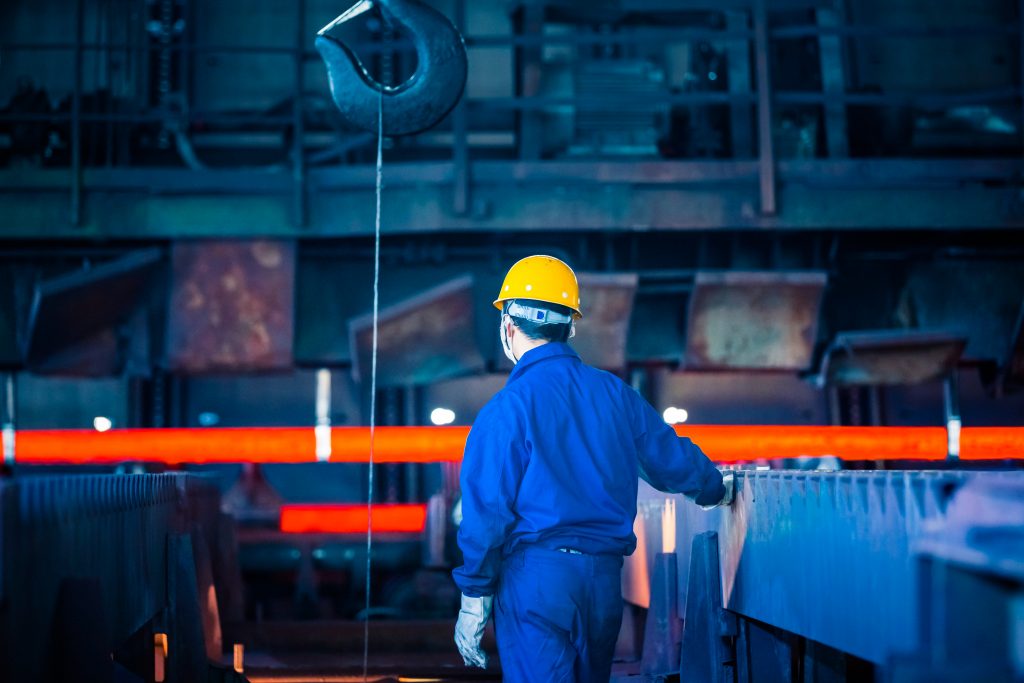 Técnico trabajando en el interior de una nacelle con titulación de formación GWO