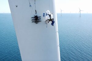 Técnico IRATA posicionándose para trabajar en un aerogenerador off shore