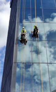 Técnico en rope access en trabajos de limpieza de rascacielo