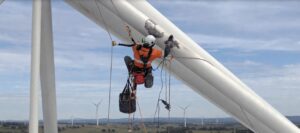 técnico IRATA reparando una pala en un aerogenerador ON shore