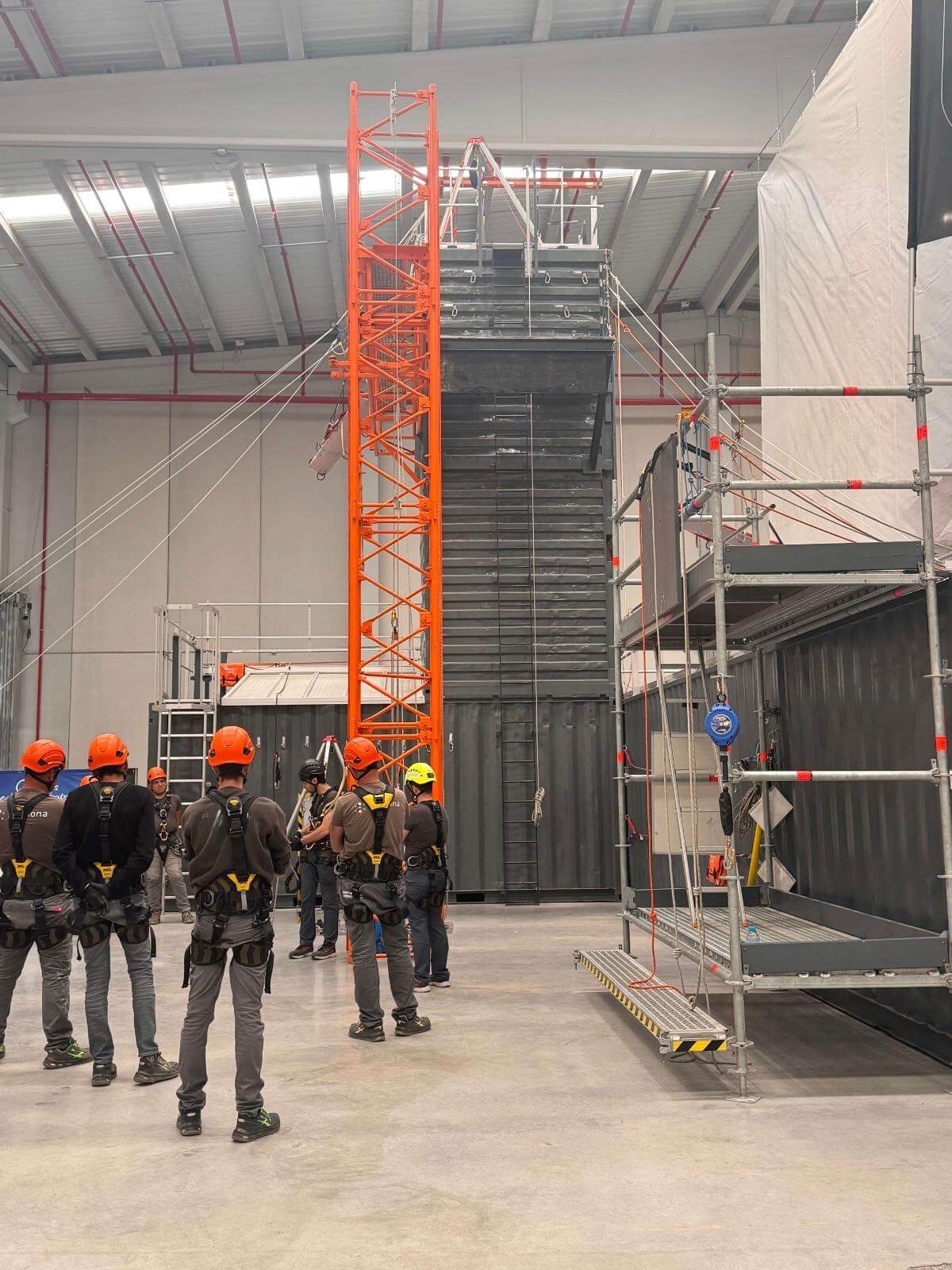 Alumnos en un curso de trabajos en altura de AELEC en Trainek Valencia