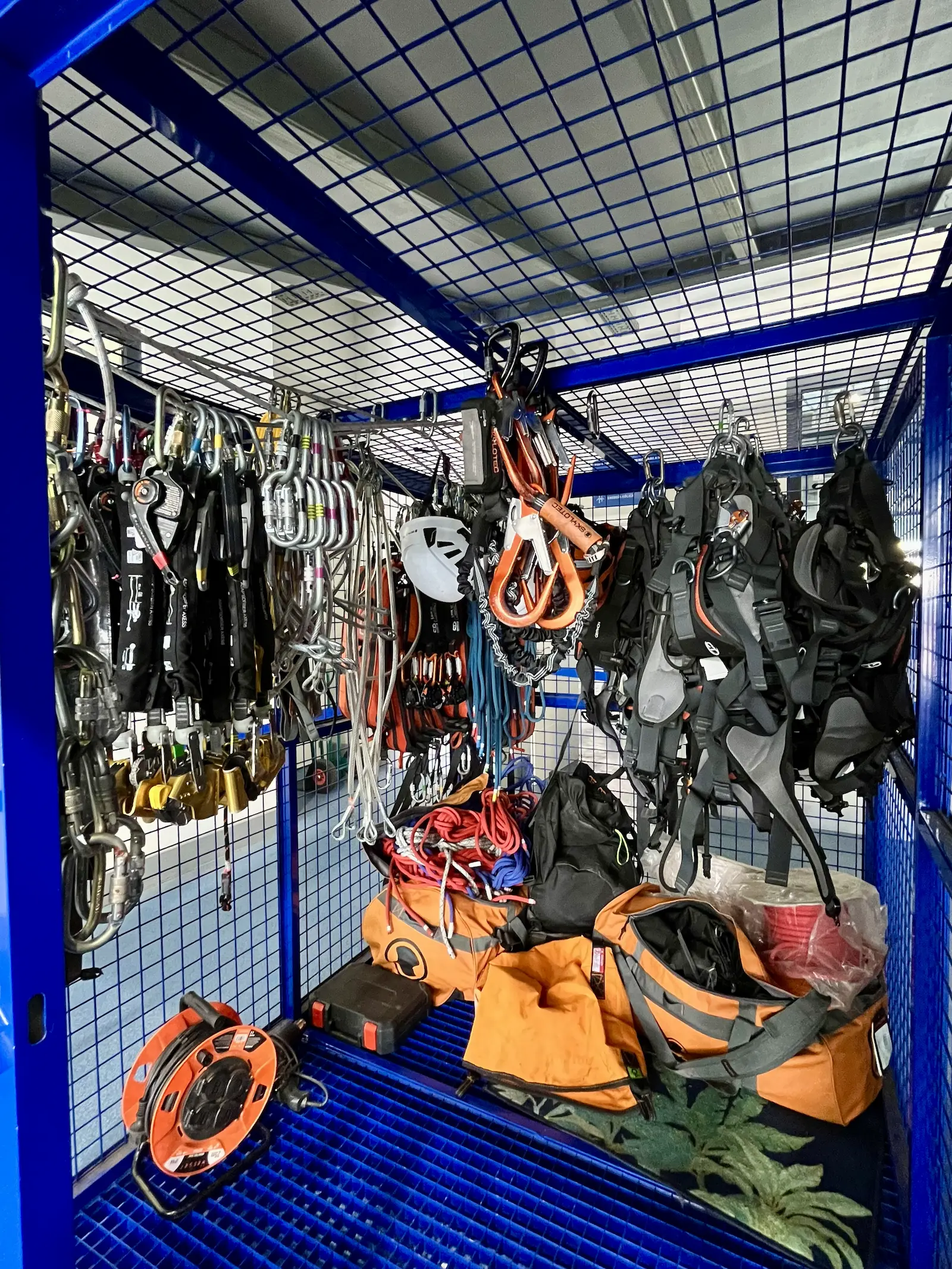 Almacén de equipos de protección de Trainek con cascos, arneses y mosquetones para trabajos en altura