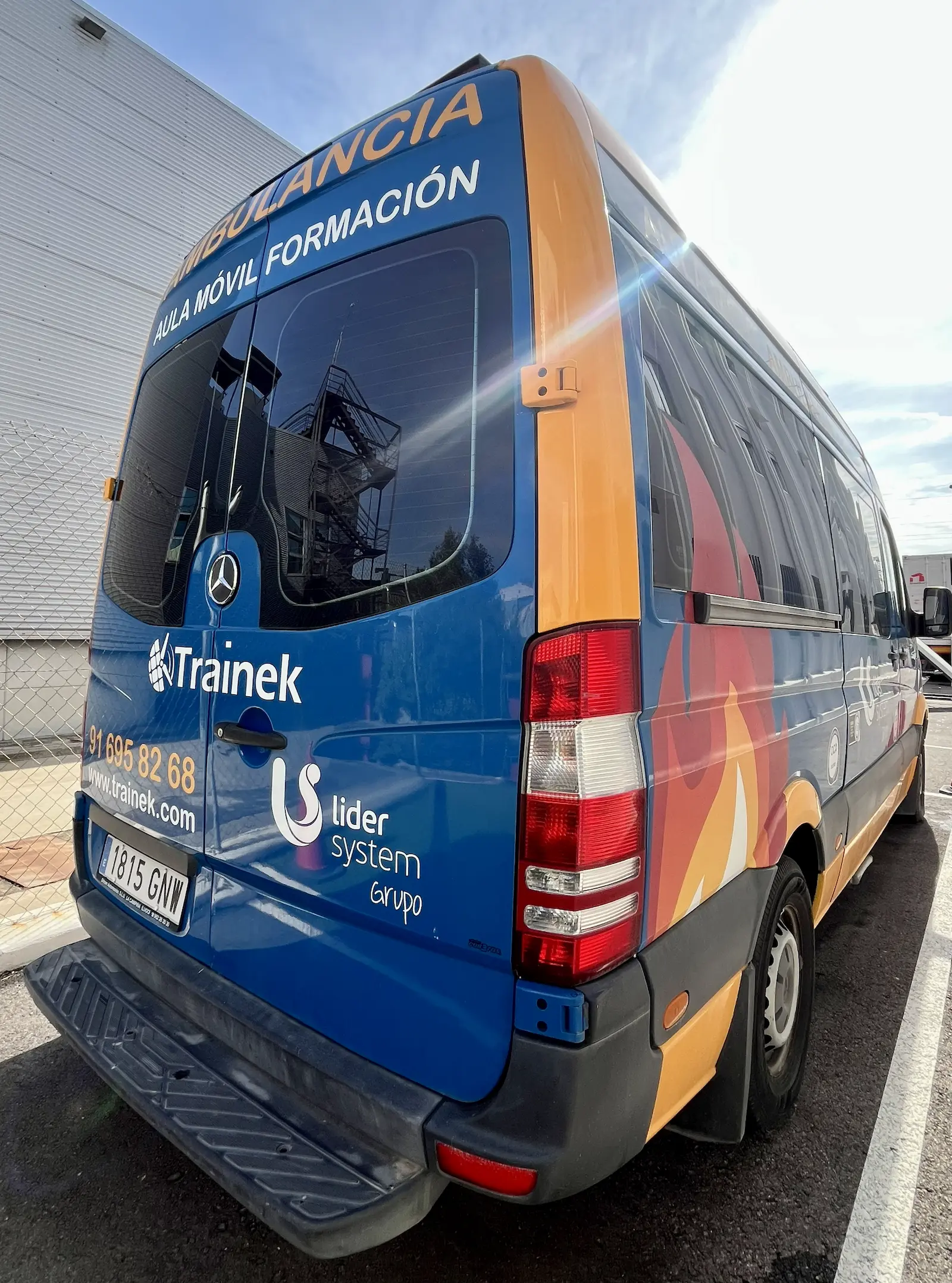 Vista frontal de la ambulancia de Trainek en el exterior del centro de Alcorcón