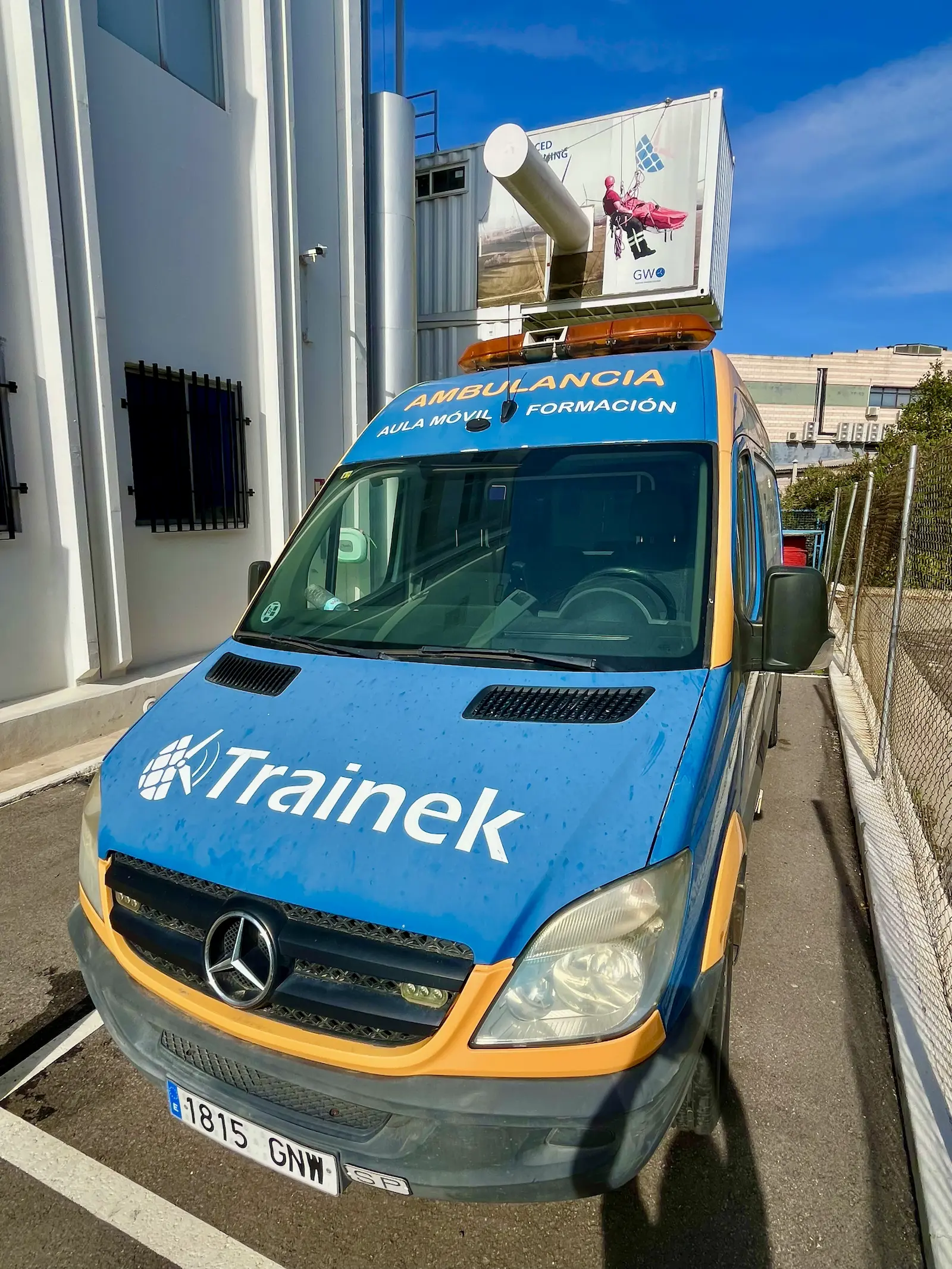 Ambulancia de Trainek rotulada con la marca, disponible para cursos de formación