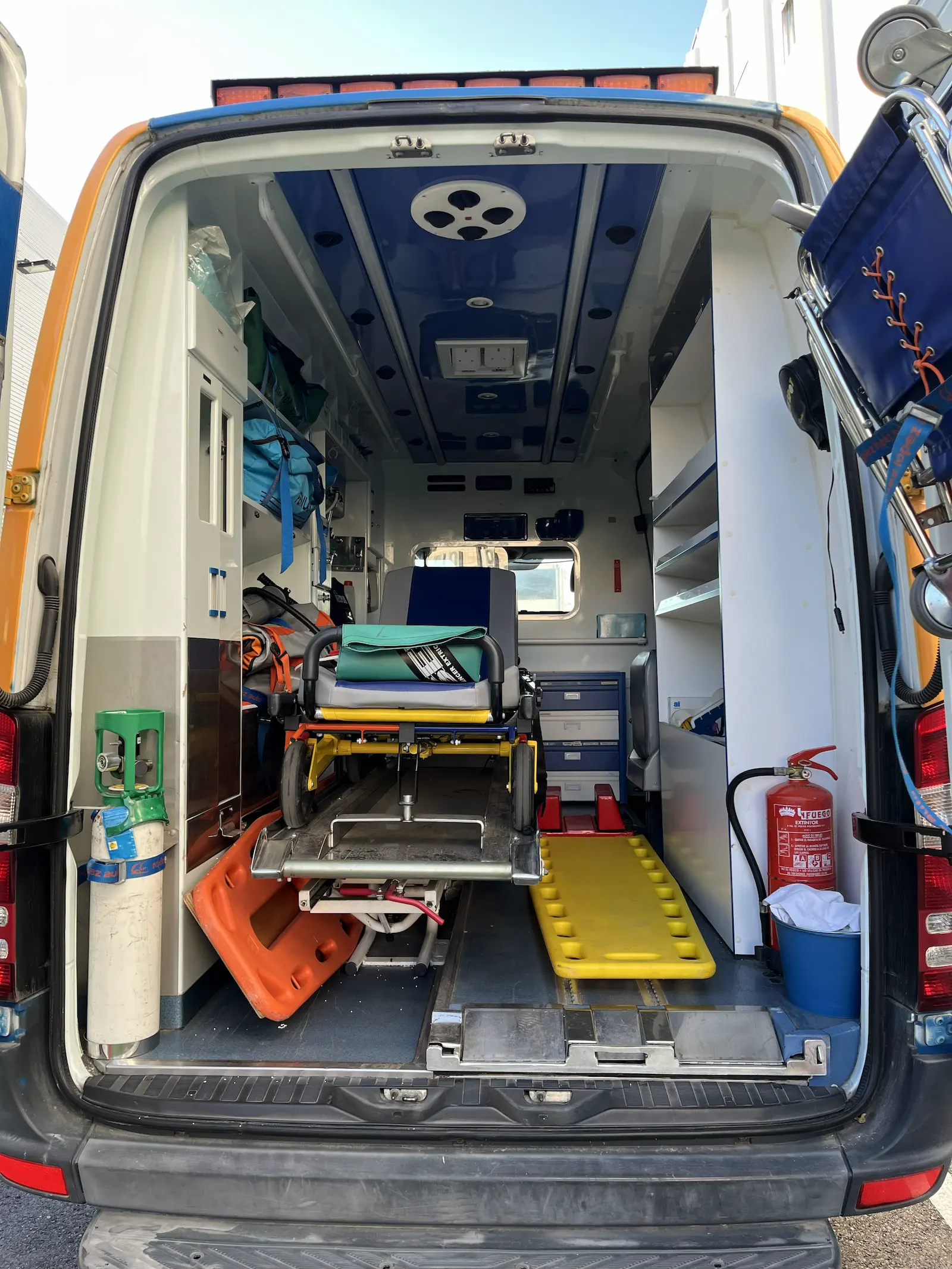 Interior de la ambulancia de Trainek con camilla y equipamiento sanitario