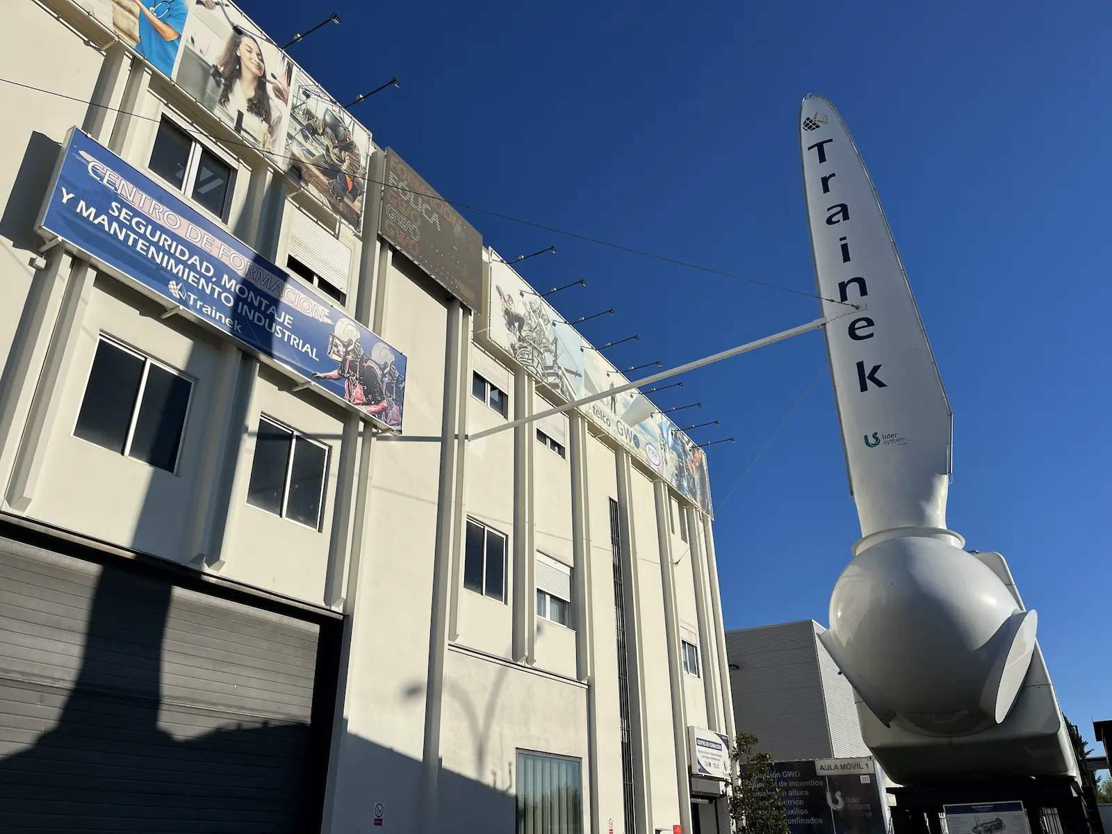 Fachada del centro de formación Trainek en Alcorcón con la pala de aerogenerador exterior