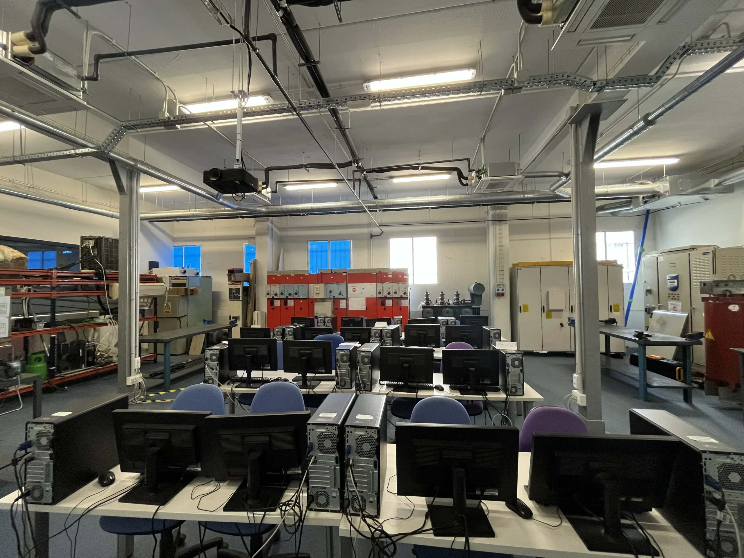Aula del centro de transformación de Trainek, con equipos para la formación técnica en media y baja tensión