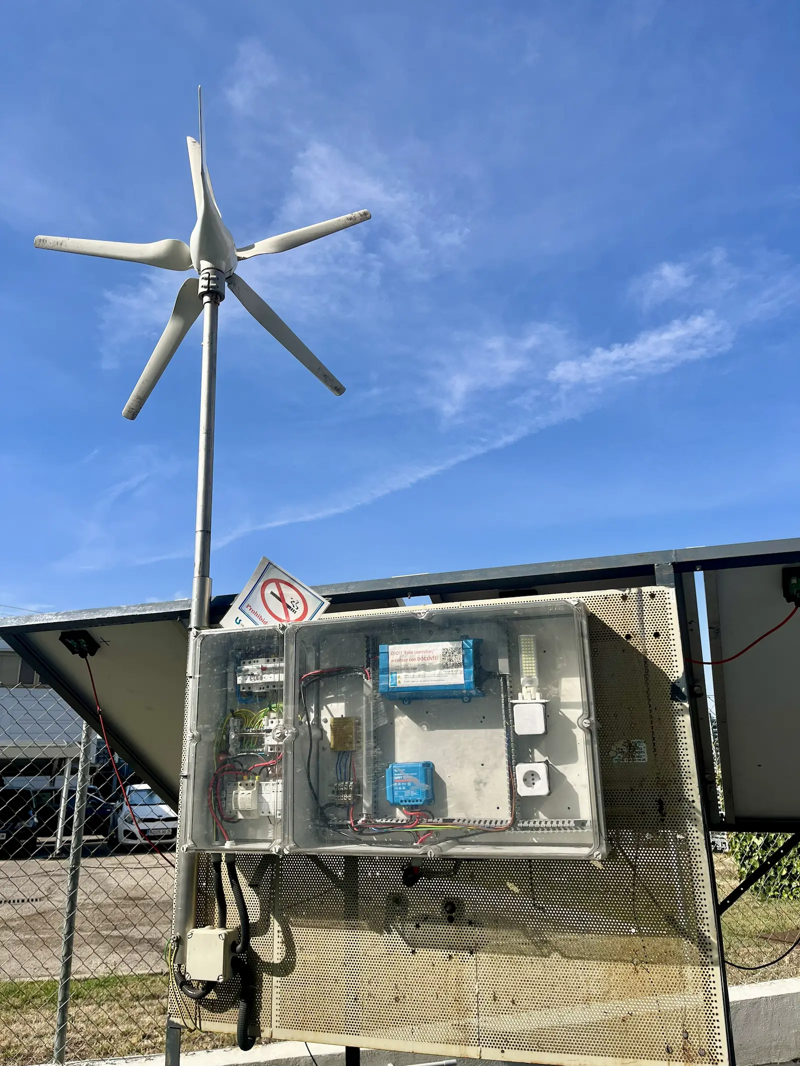 Cuadro eléctrico y aerogeneradores de prácticas en el exterior de Trainek