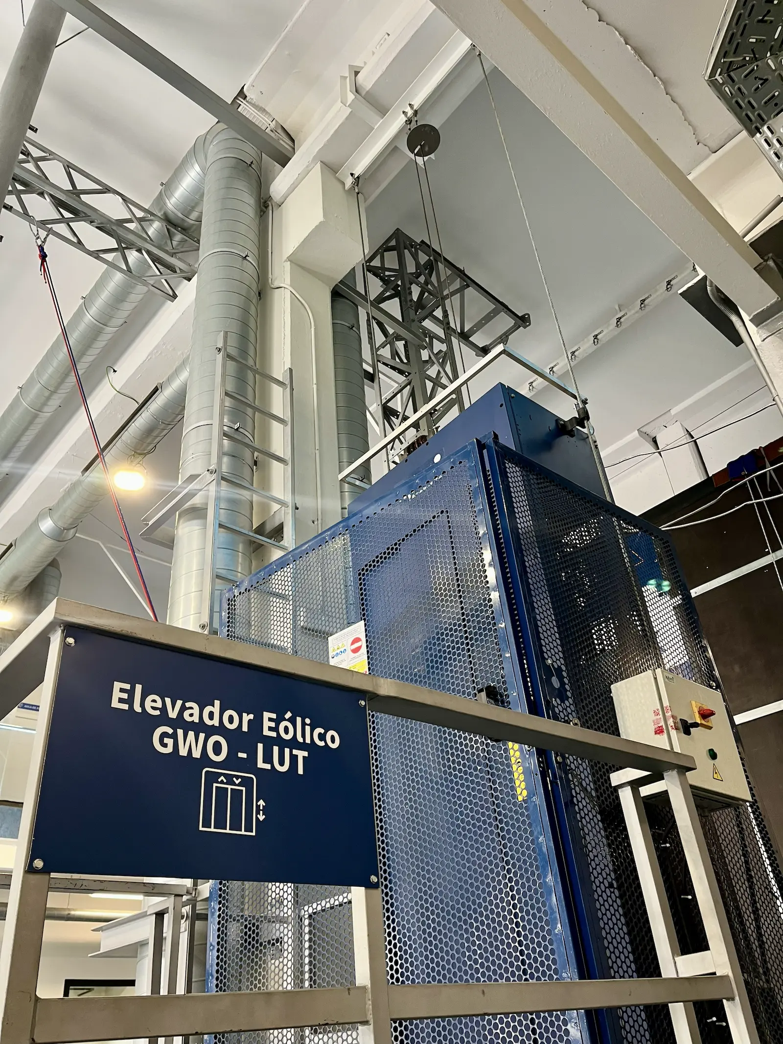 Elevador de servicio para prácticas del curso GWO de elevadores en Trainek
