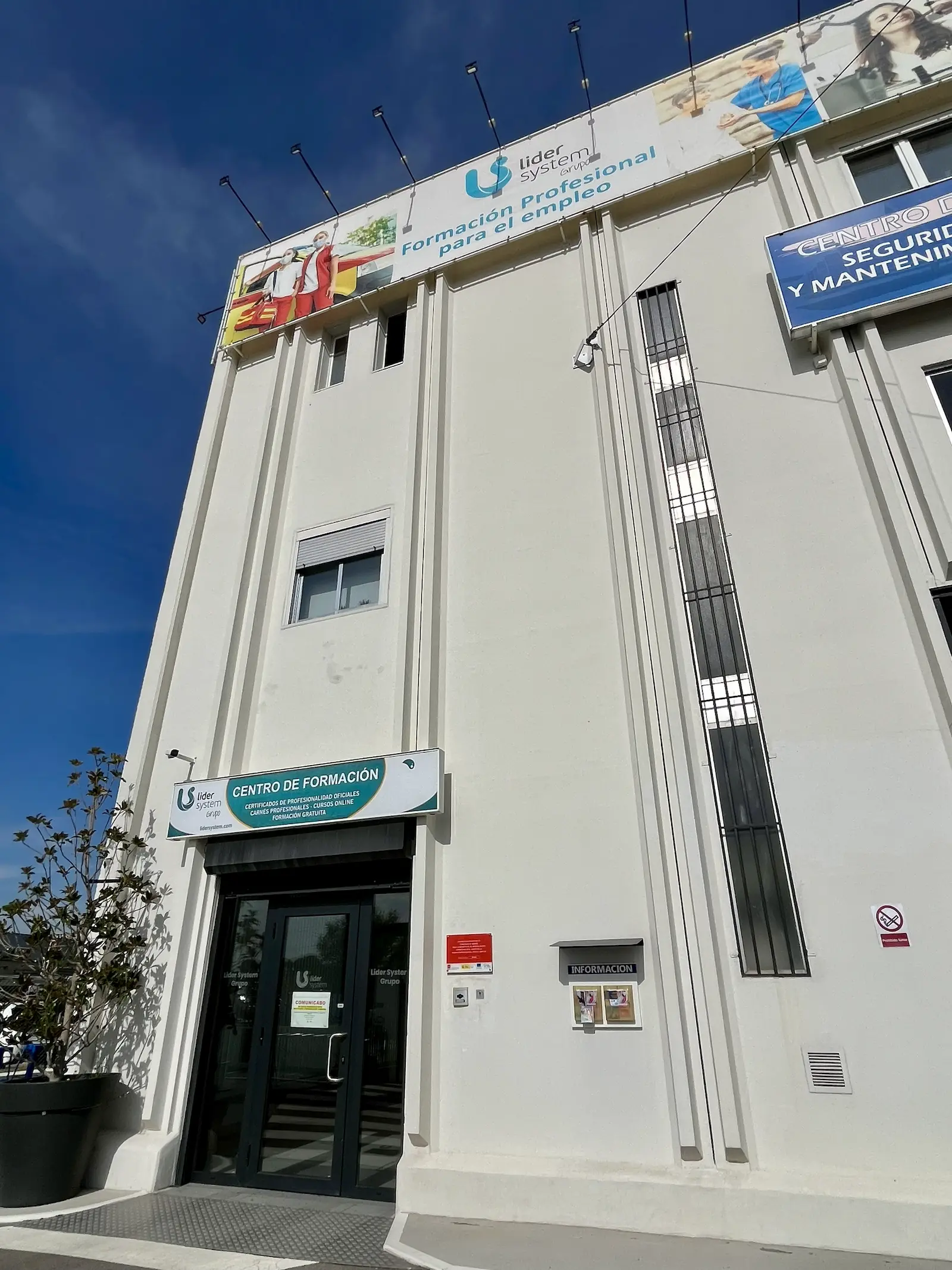 Entrada principal del centro de formación Trainek en Alcorcón