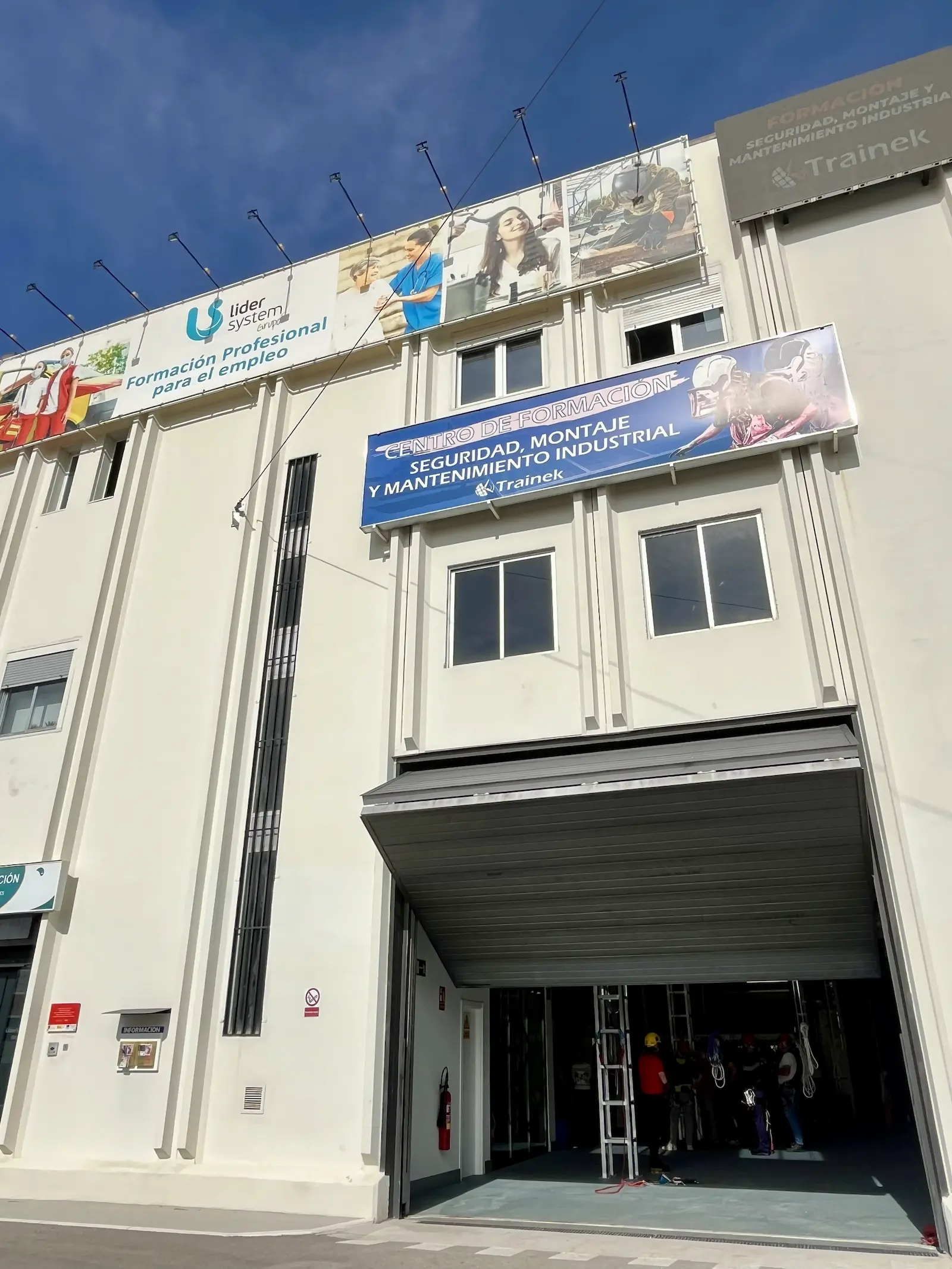 Fachada del centro de formación Trainek en Alcorcón con los carteles de sus cursos