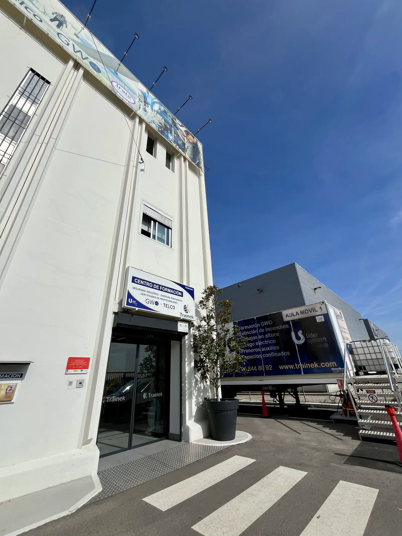 Edificio de Trainek en Alcorcón visto desde abajo con el cielo de fondo