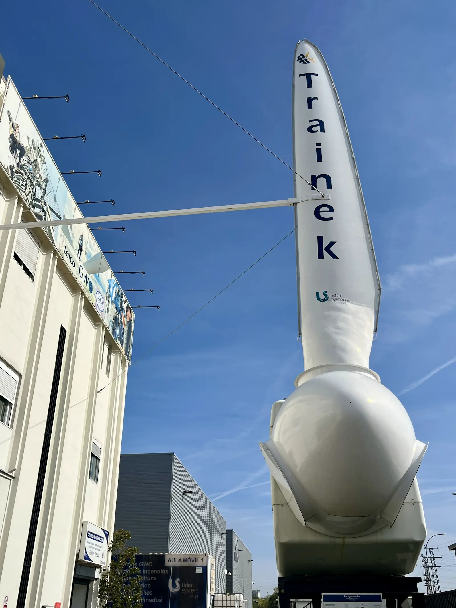Pala de aerogenerador con el nombre de Trainek en el exterior del centro de formación de Alcorcón