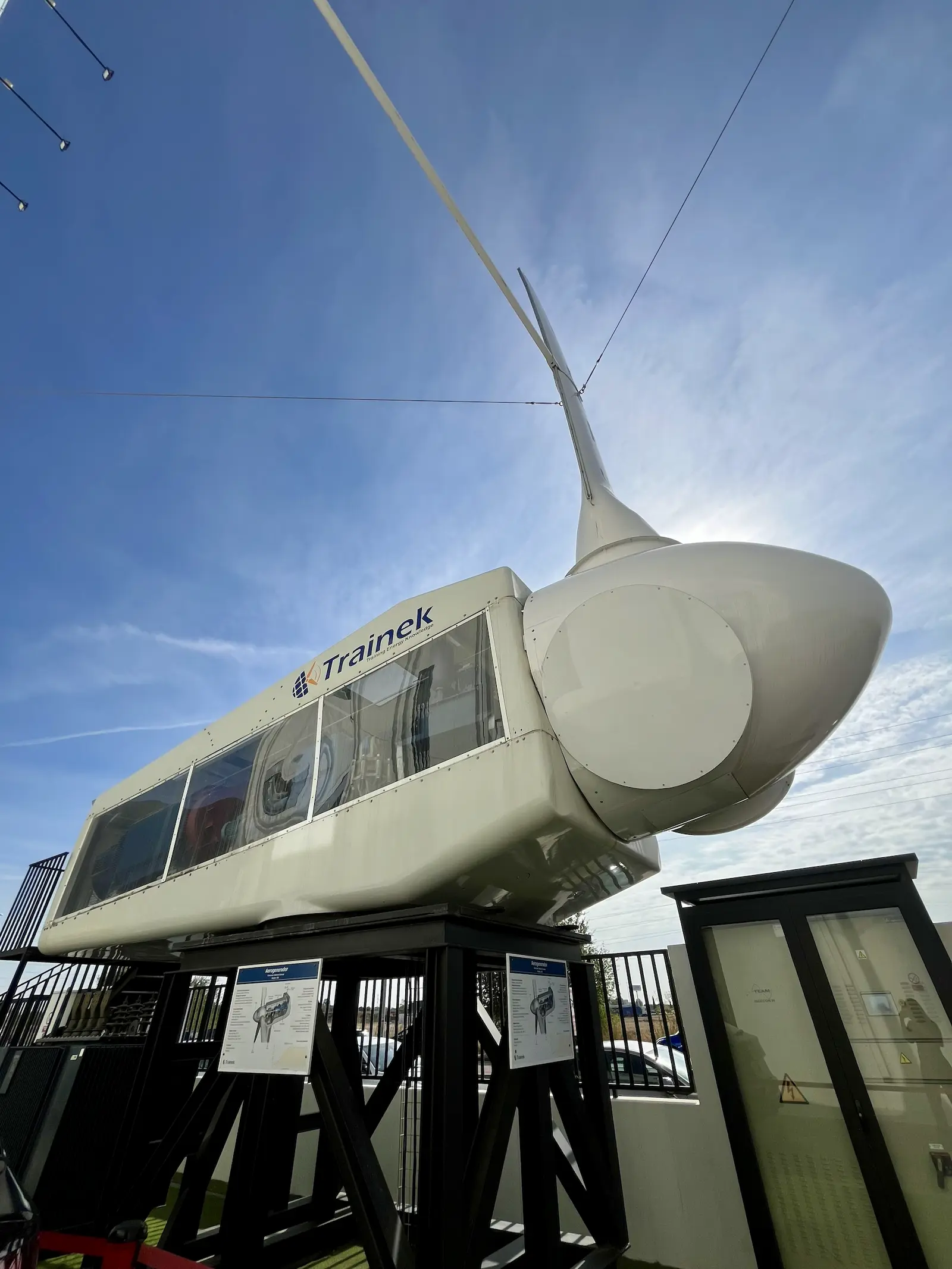 Aerogenerador a escala real junto al edificio de Trainek en Alcorcón