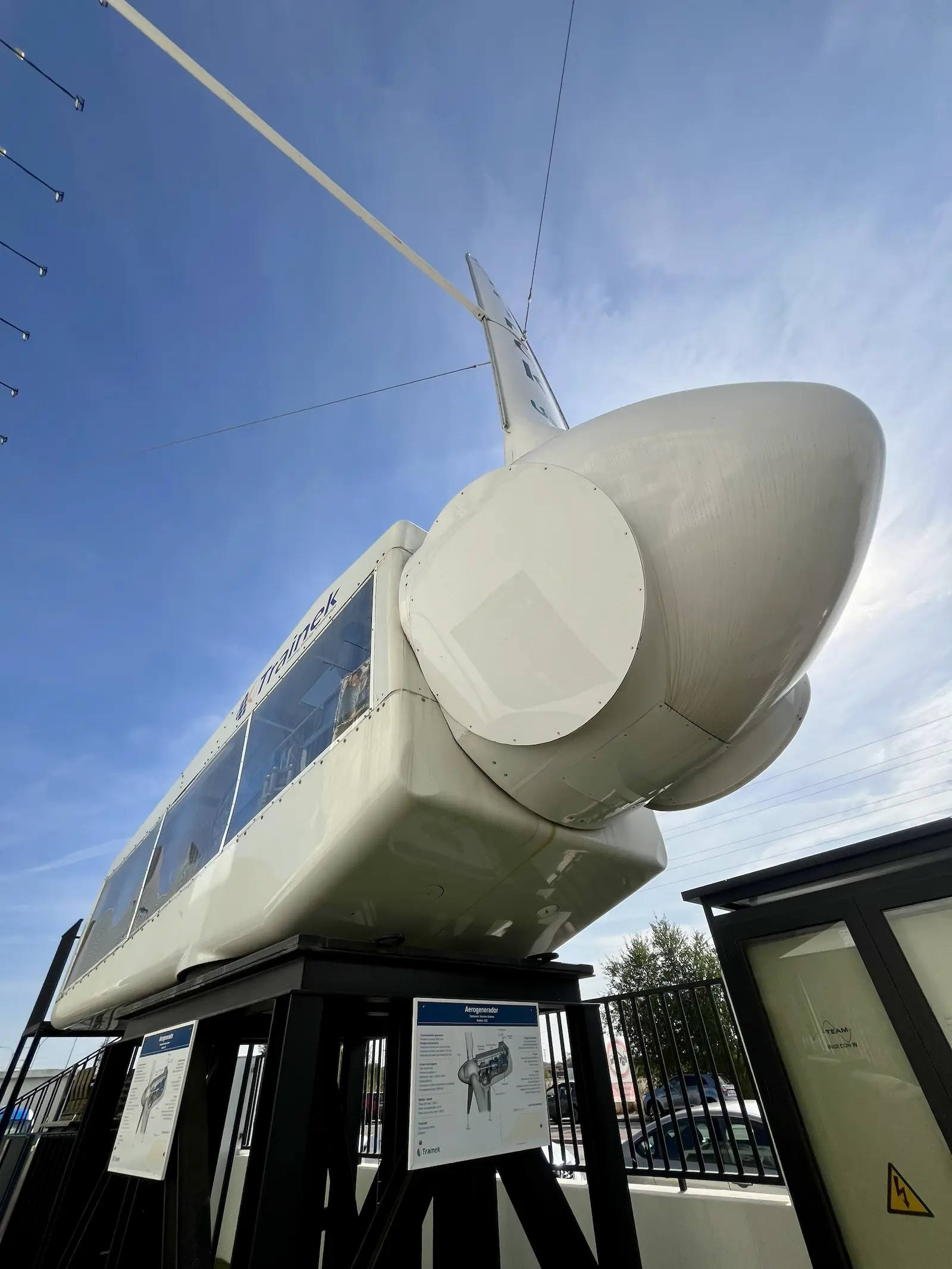 Nacelle de aerogenerador vista desde abajo en la entrada de Trainek