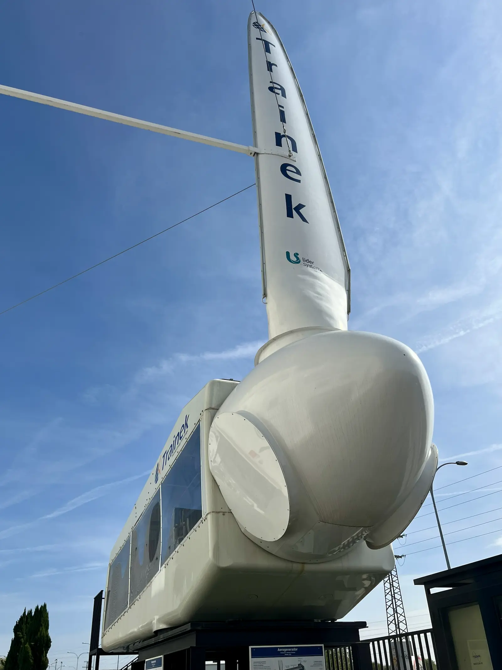 Nacelle y pala de aerogenerador con el nombre de Trainek en la entrada del centro de Alcorcón