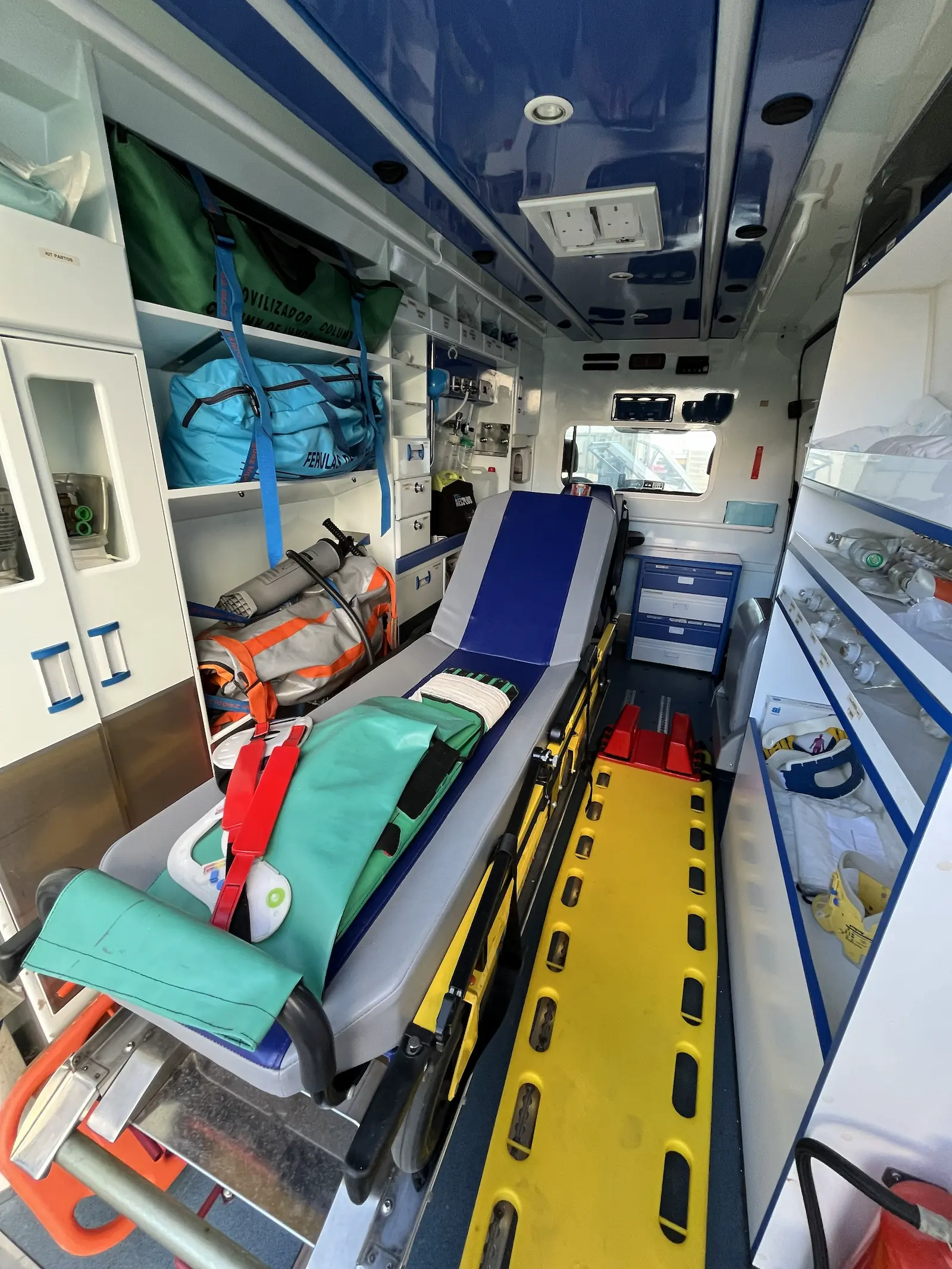 Equipamiento sanitario y material de emergencias en el interior de la ambulancia de Trainek