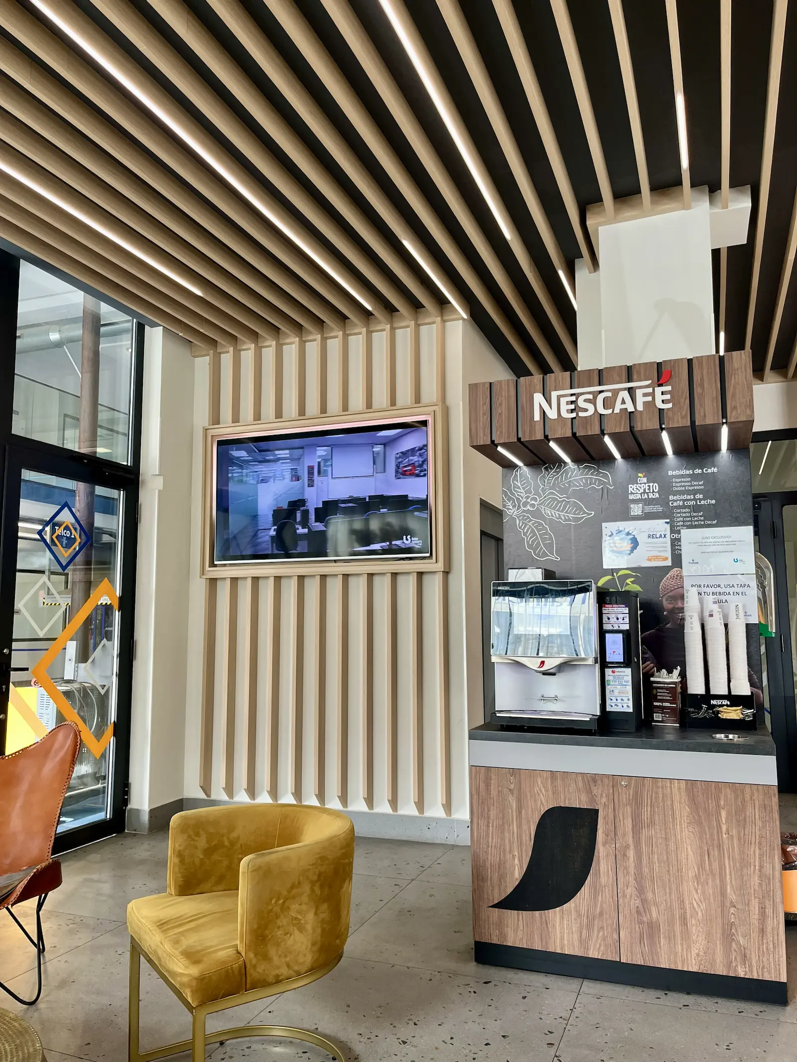 Cafetería con máquina de café para alumnos en el hall de Trainek