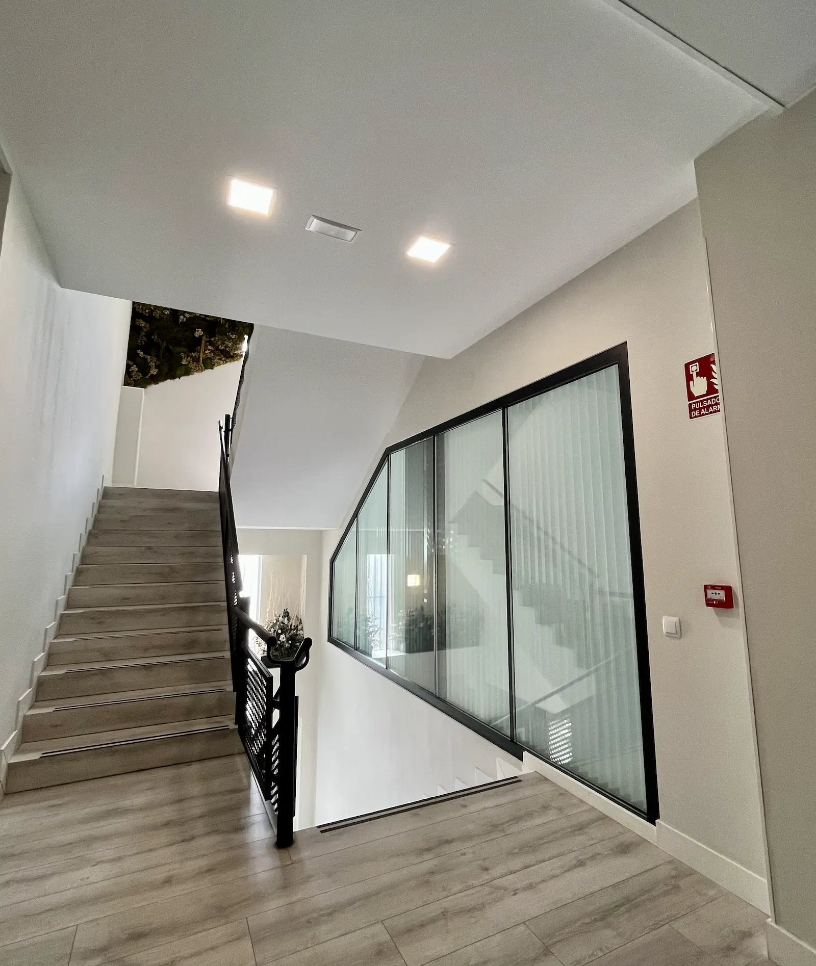 Escalera interior que sube a la segunda planta de Trainek