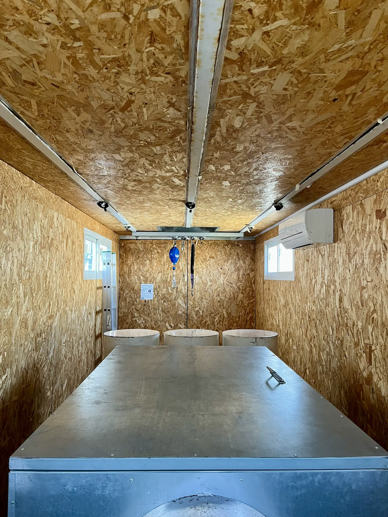 Interior de la nacelle de Trainek preparado para prácticas de trabajo en altura