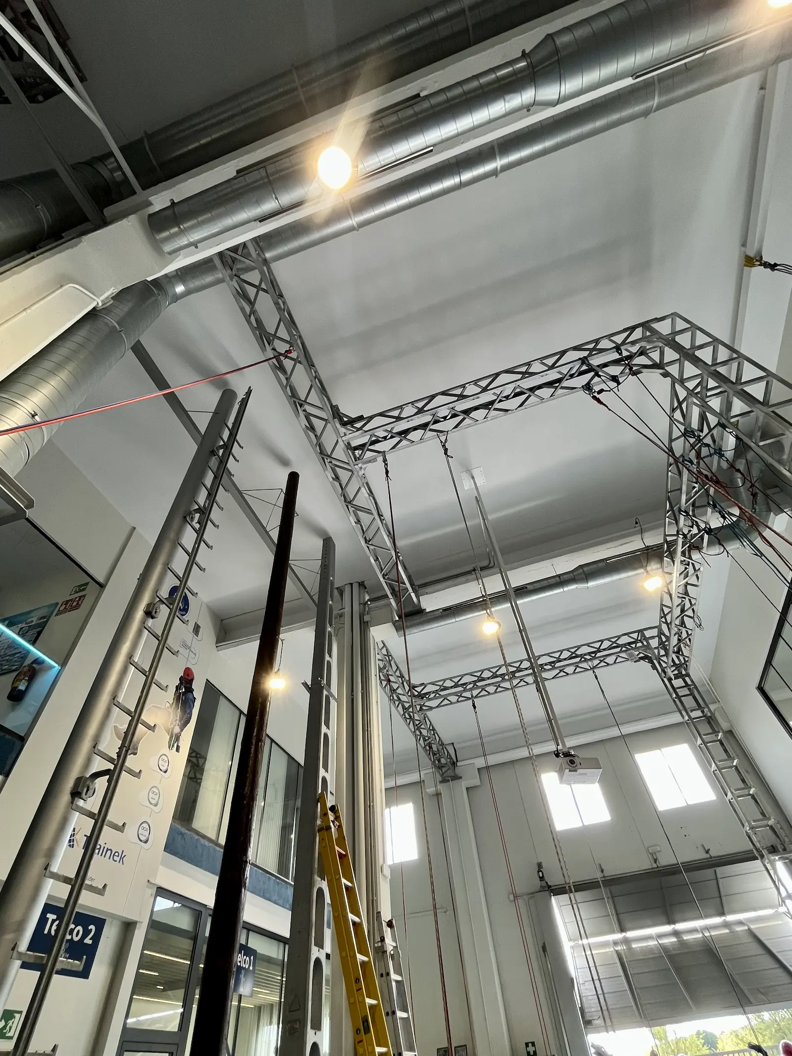 Estructura metálica de gran altura para prácticas de trabajos verticales con cuerdas en los cursos IRATA de Trainek