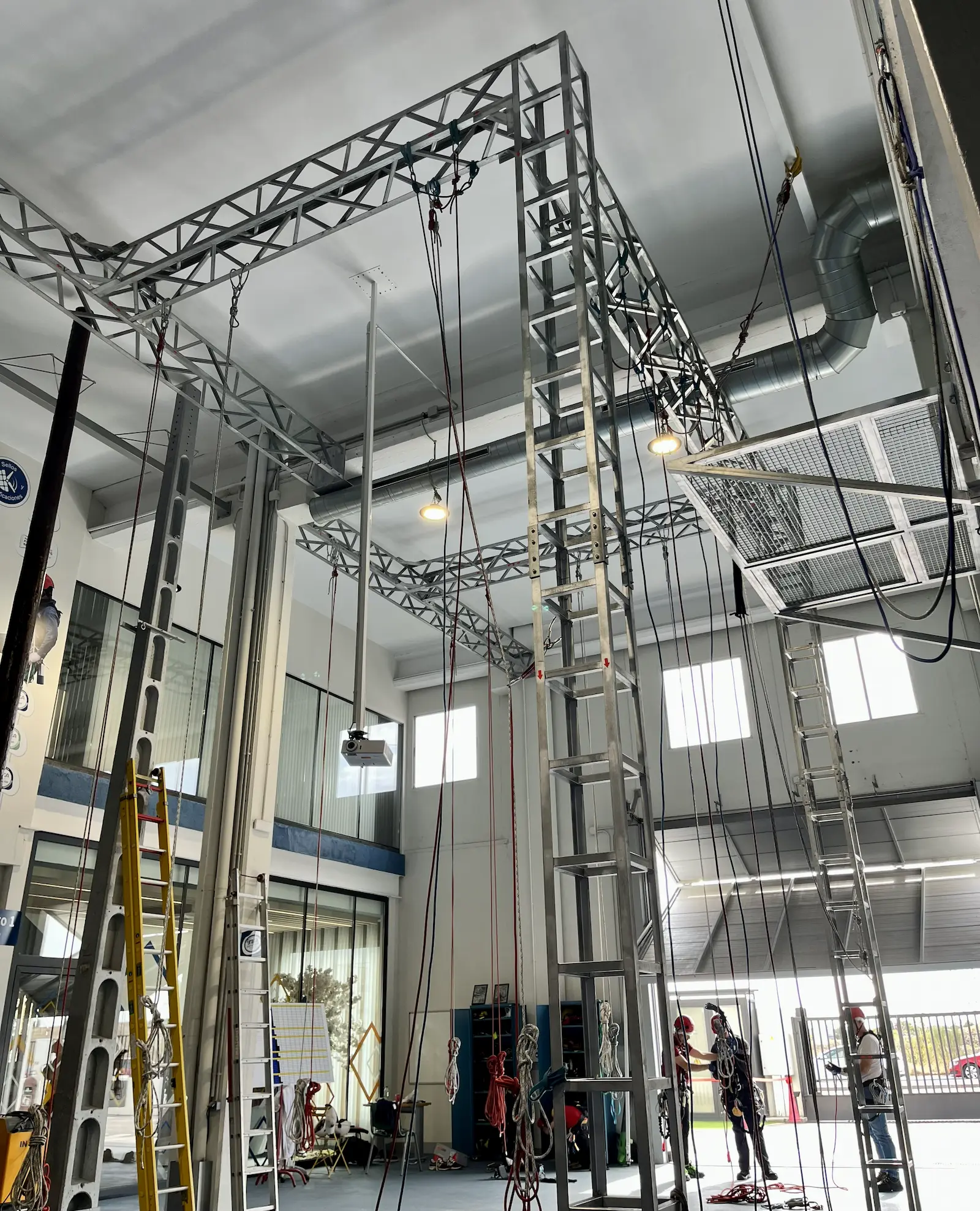 Nave de trabajos verticales de Trainek con estructuras metálicas y puntos de anclaje