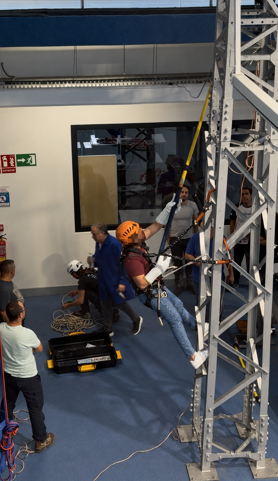 Prácticas de trabajos en altura del estándar AELEC en el centro de Trainek en Alcorcón