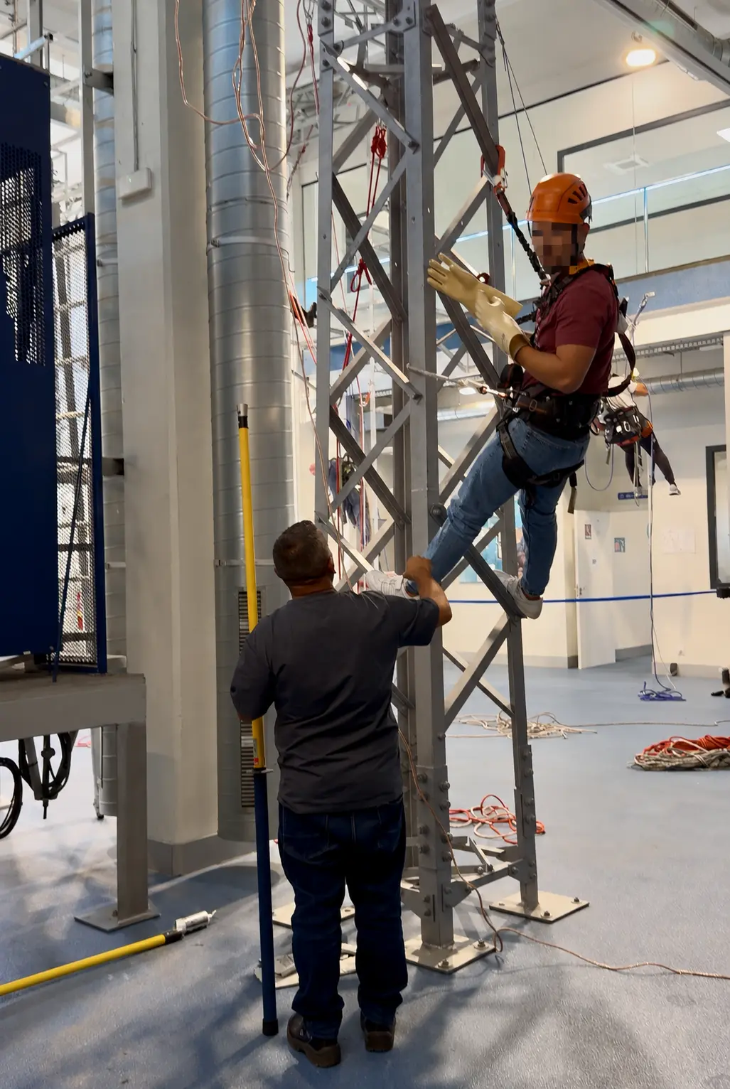 Alumnos durante las prácticas del curso de trabajos en altura AELEC en Trainek Madrid