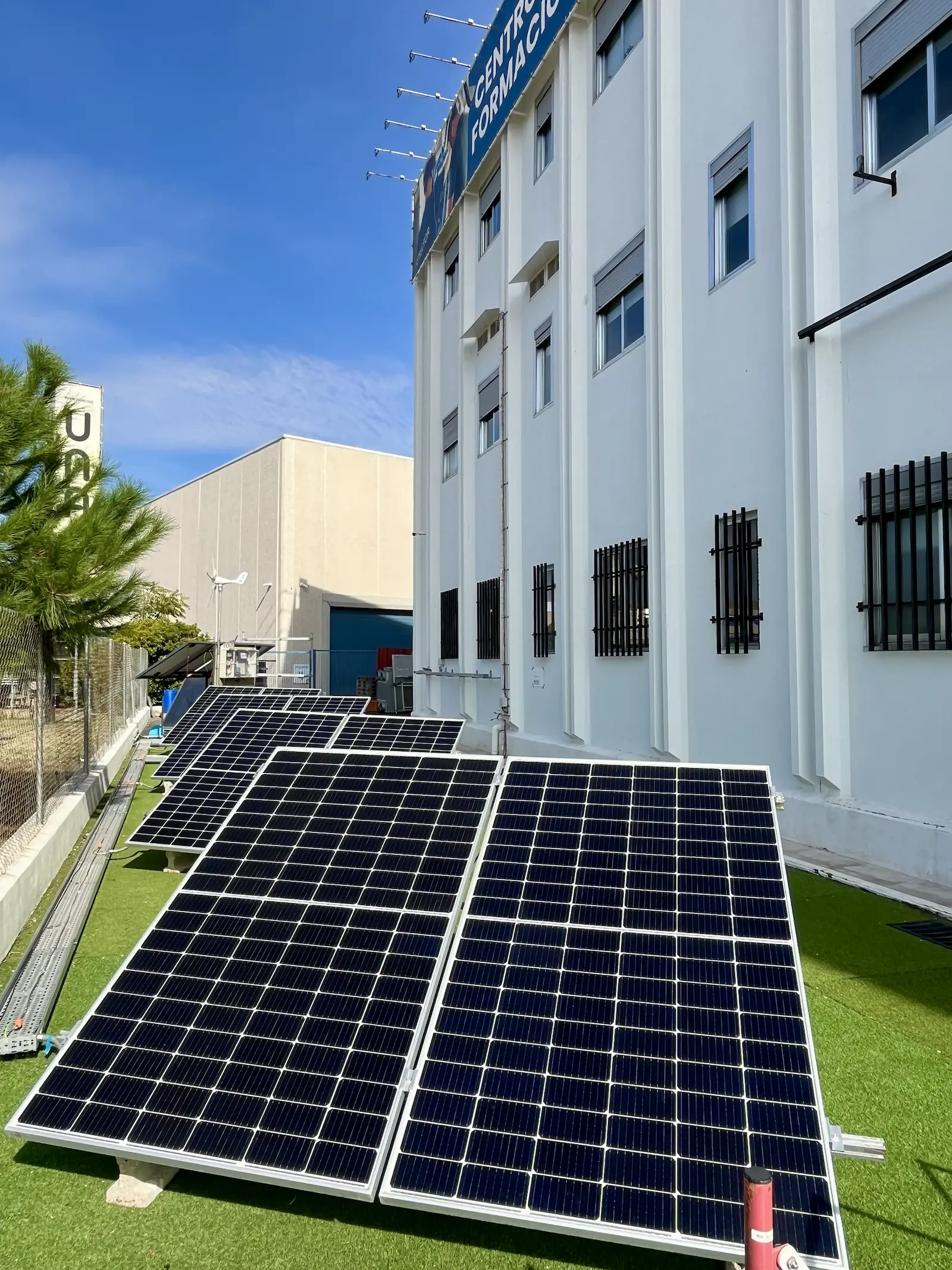 Placas solares de prácticas en el exterior de Trainek para los cursos de formación solar