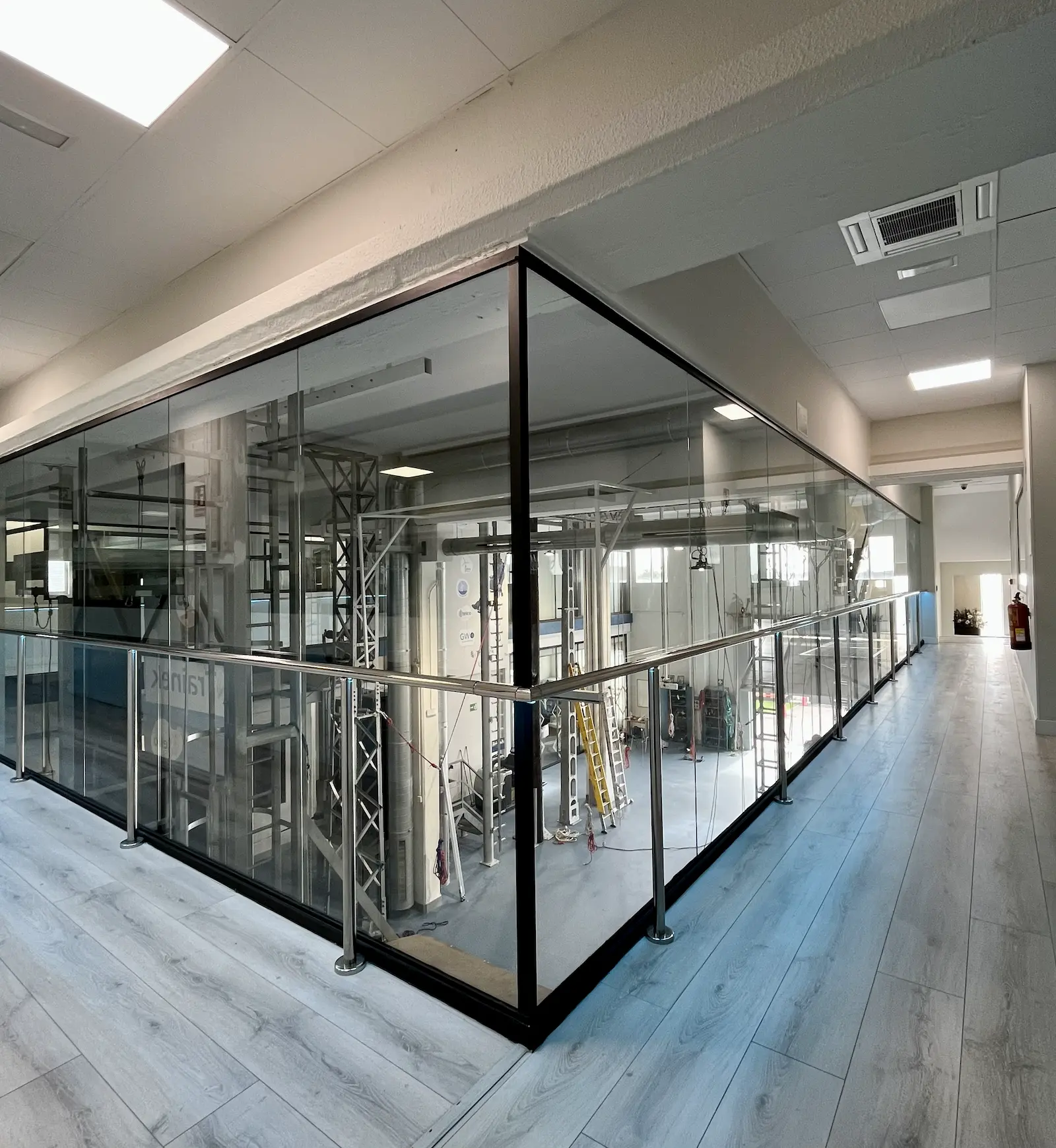 Segunda planta del centro de formación Trainek con espacios acristalados