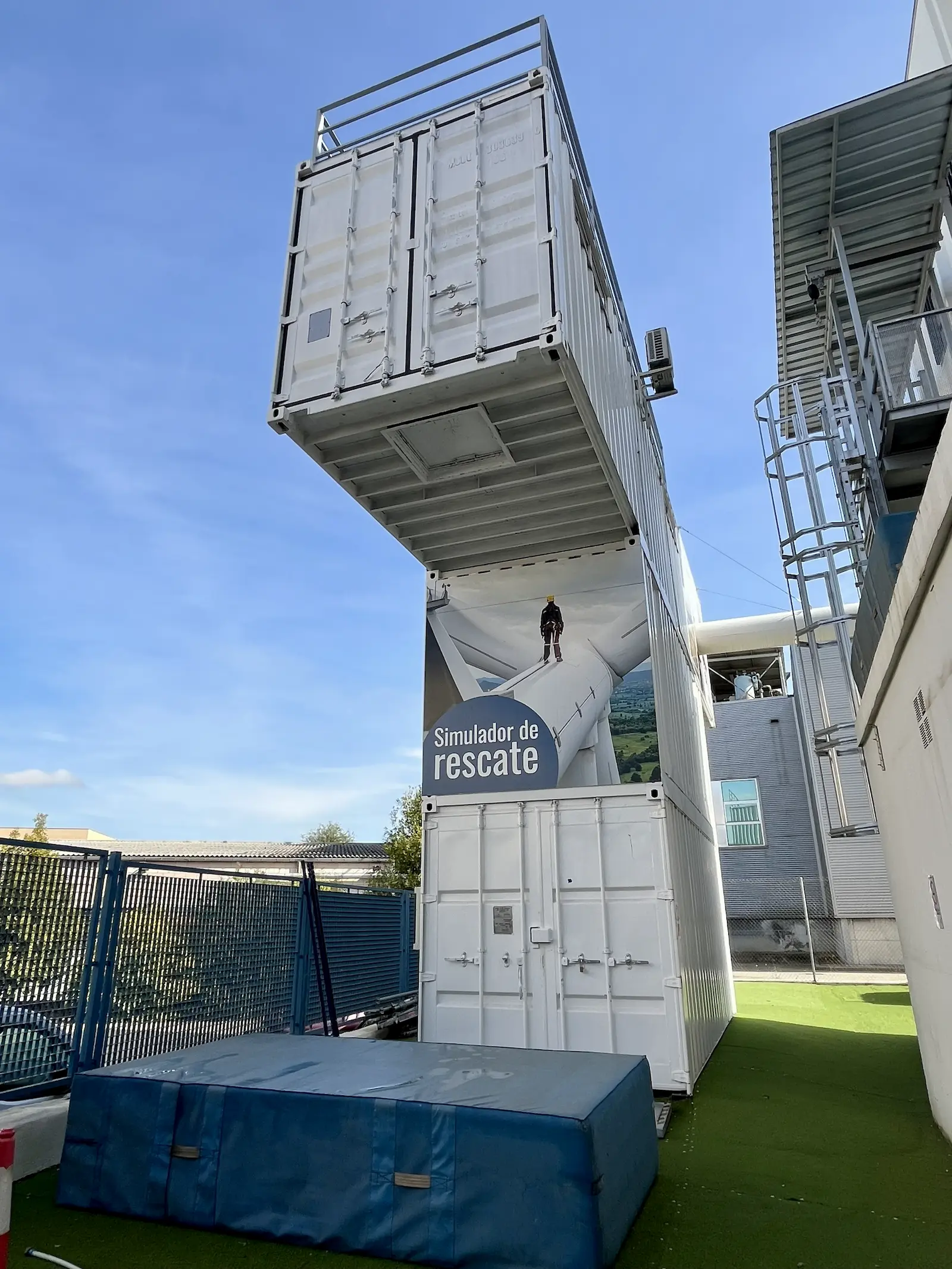 Simulador de rescate en altura de Trainek: nacelle de aerogenerador elevada sobre estructura metálica