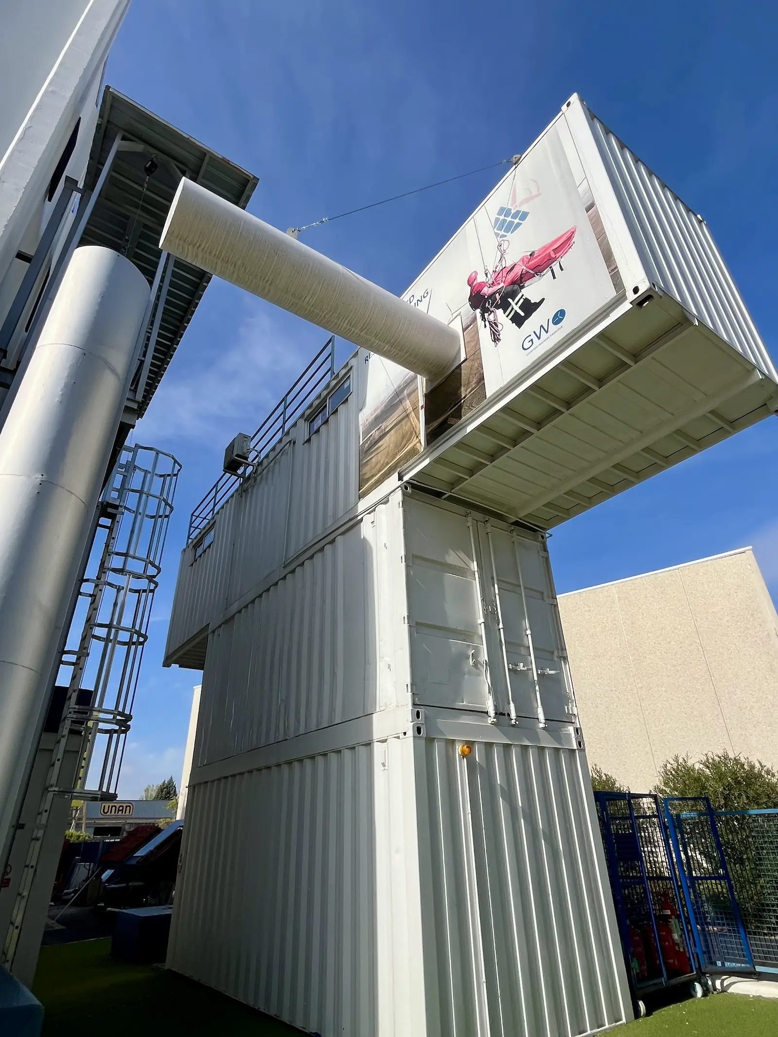 Nacelle de aerogenerador elevada para prácticas de rescate en altura en Trainek