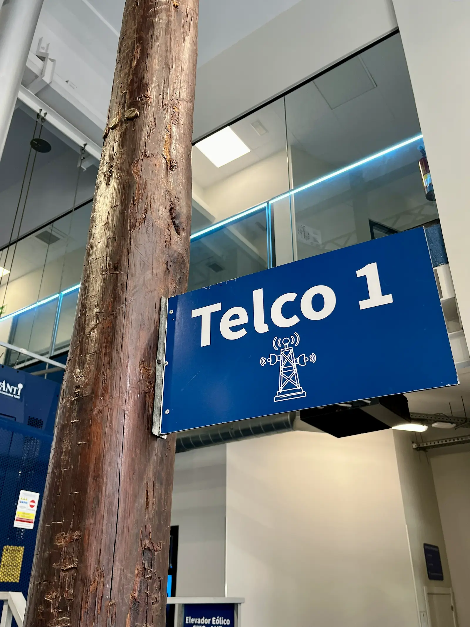 Poste de prácticas TELCO 1 en Trainek para formación en trabajos en altura y riesgo eléctrico