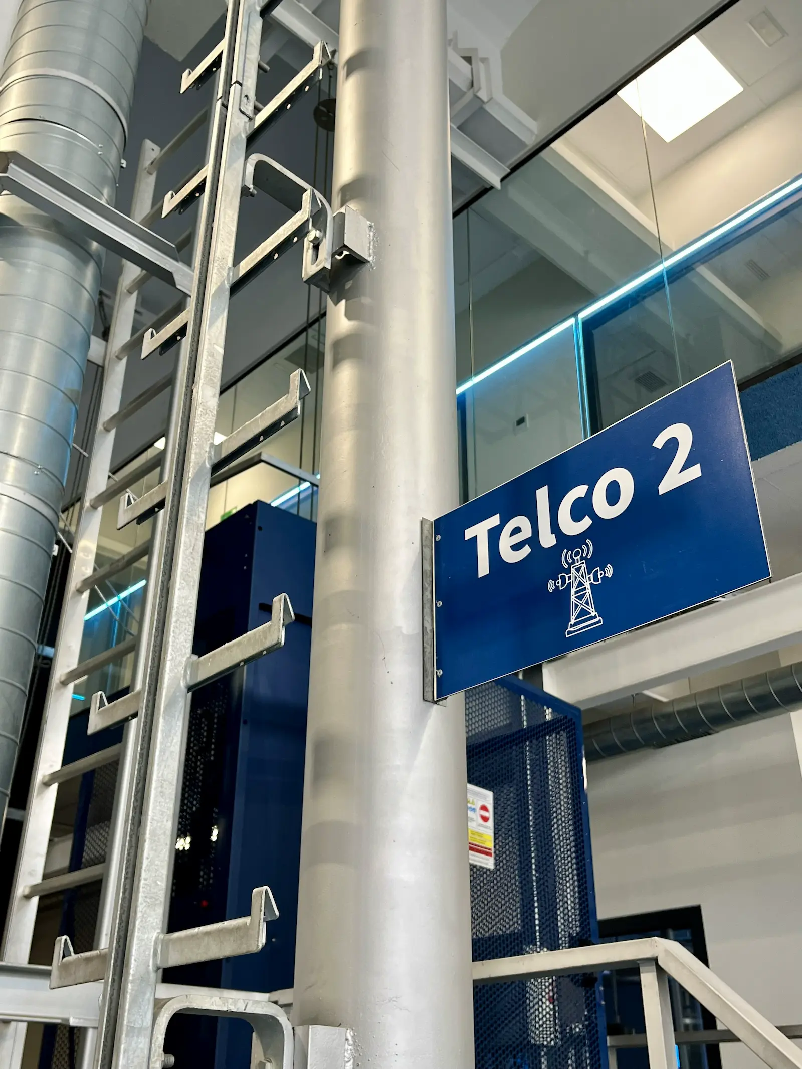 Zona de prácticas TELCO 2 con postes para trabajos en altura en Trainek