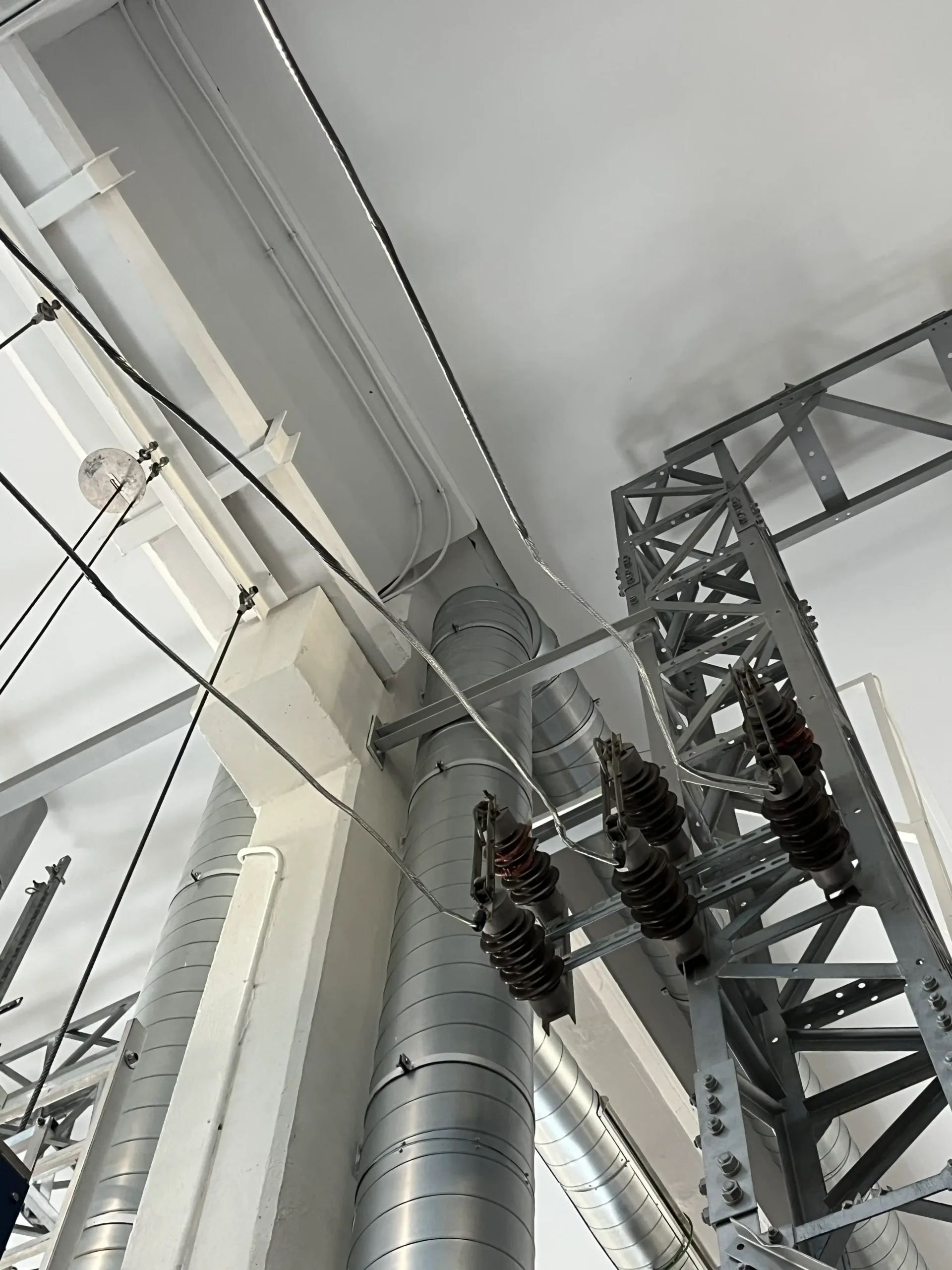 Práctica de ascenso por torre del módulo de Altura 2 AELEC en Trainek Madrid