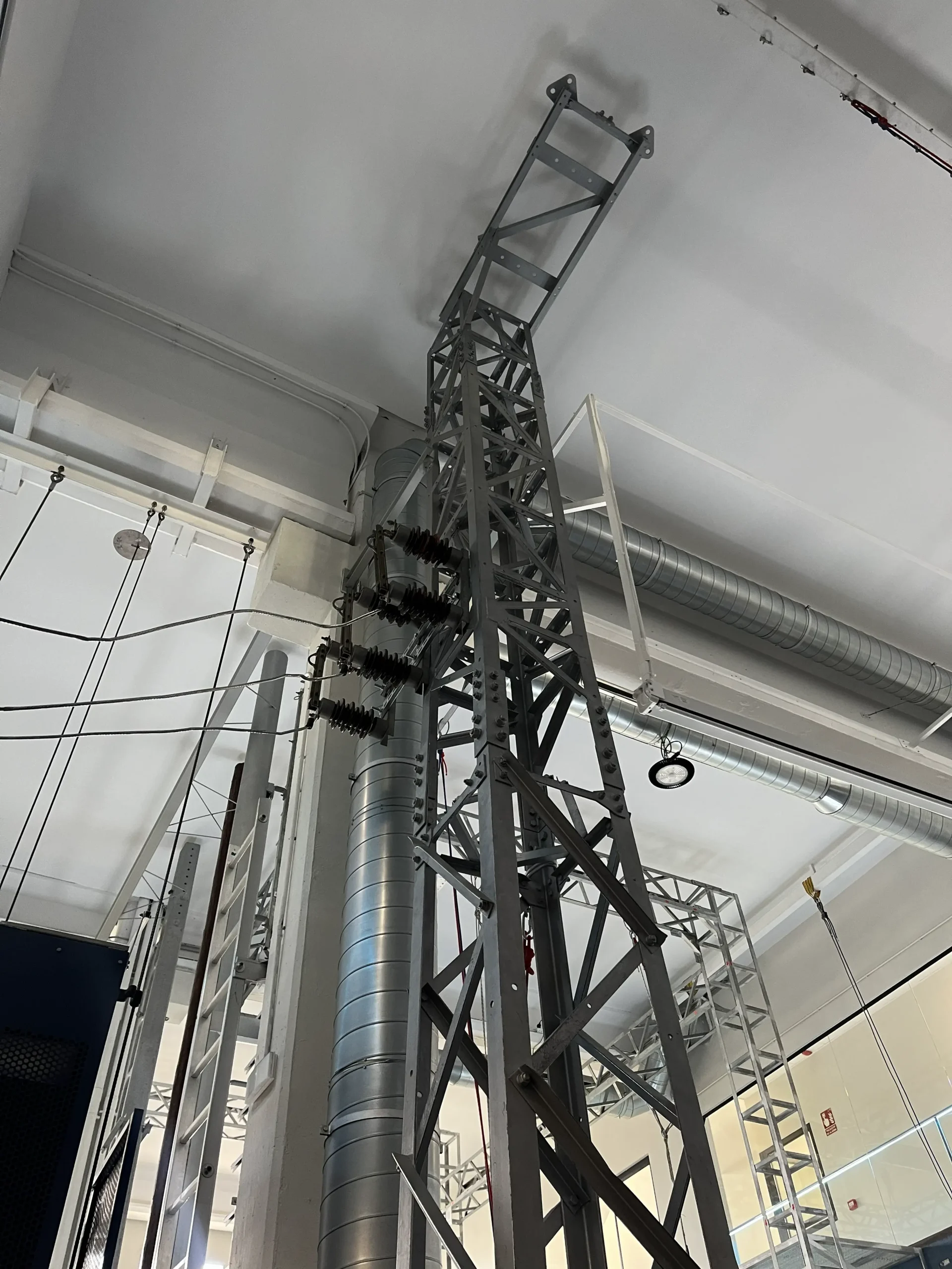 Torre de prácticas de trabajos en altura AELEC en el centro de Trainek en Alcorcón, Madrid